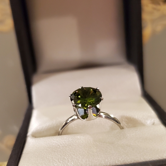 Jewelry - 1.2 Carat AAA zirconia peridot birthstone ring